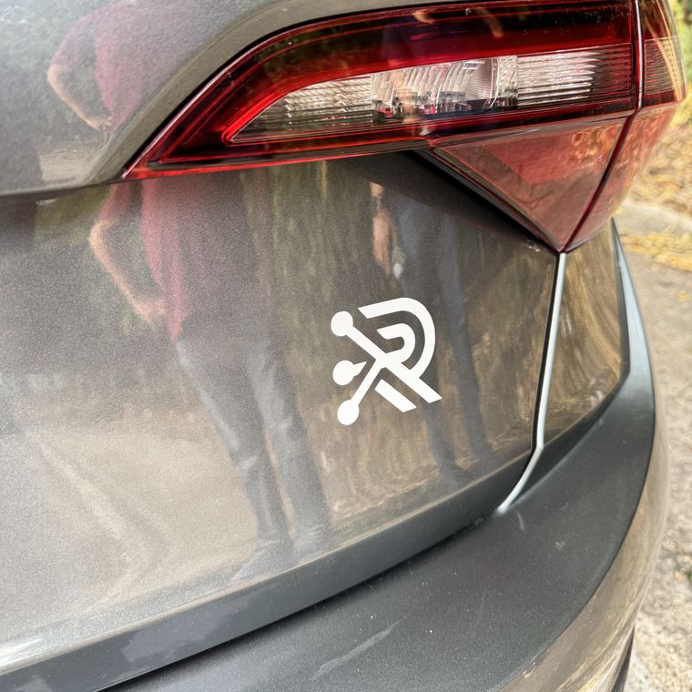 Calca de vinil con el logo de Rivaxis pegada en la carrocería de un coche